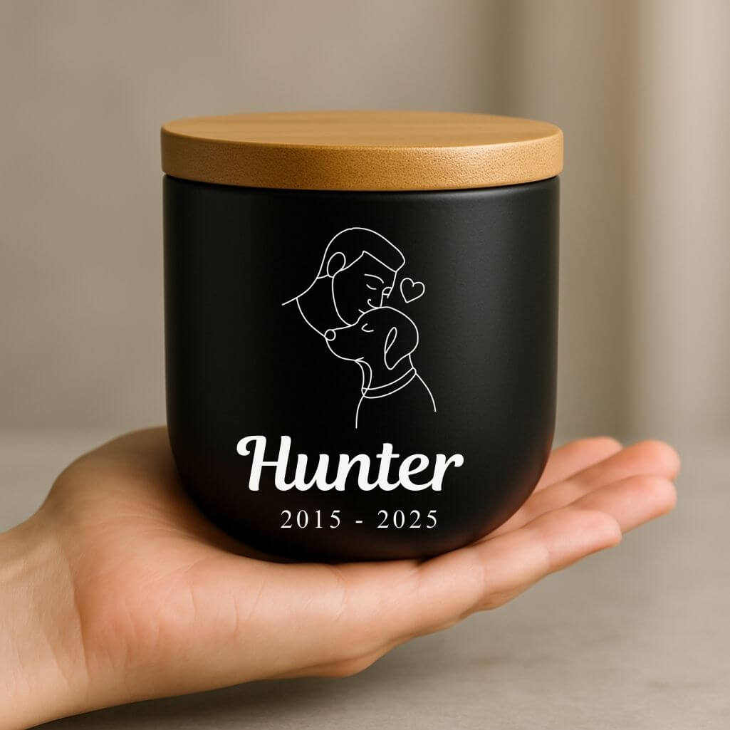 Personlig, keramisk hundurna med man- & hundillustration — urna för husdjurskremering med namn & datum