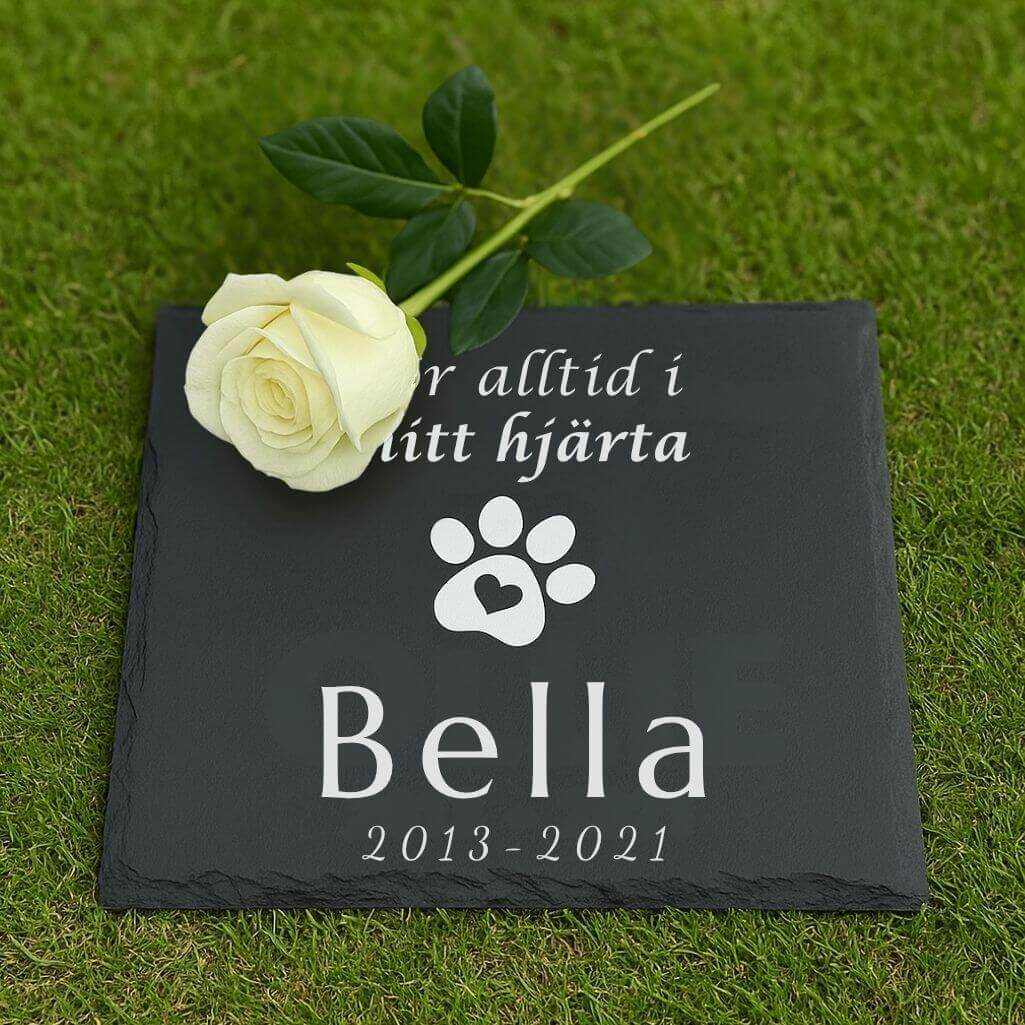 Personlig, kvadratisk gravmarkör för hund — minnesplakett i skiffer för trädgården med namn, datum & hylning